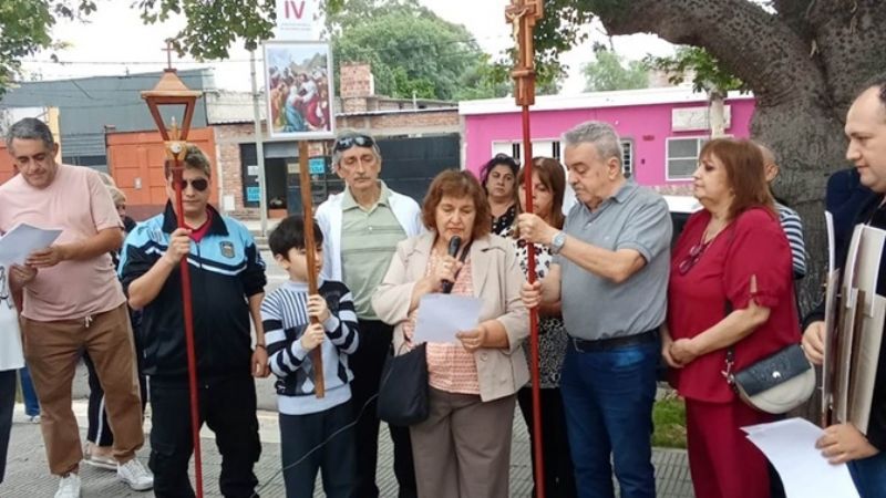 Vía Crucis de las familias en el cementerio municipal
