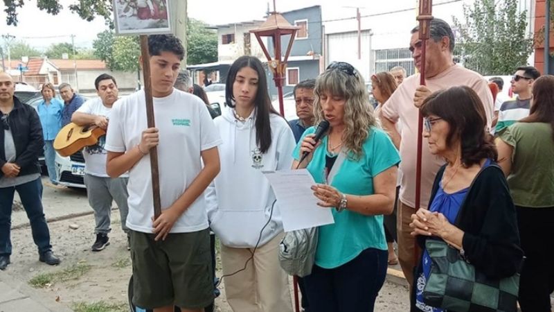 Vía Crucis de las familias en el cementerio municipal