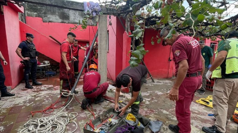 Dramático rescate: dos mujeres cayeron a una cámara séptica