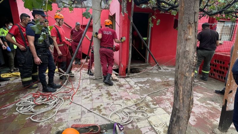 Dramático rescate: dos mujeres cayeron a una cámara séptica