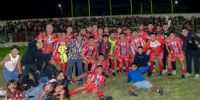 EL FESTEJO FINAL de los jugadores villacubanos, con los niños que pudieron saltar a la cancha.