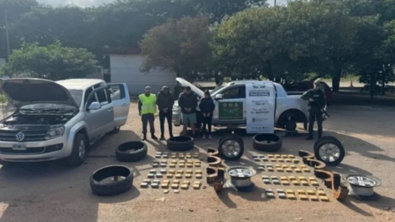 Dos santiagueños y un tucumano, atrapados con más de 50 kg. de cocaína