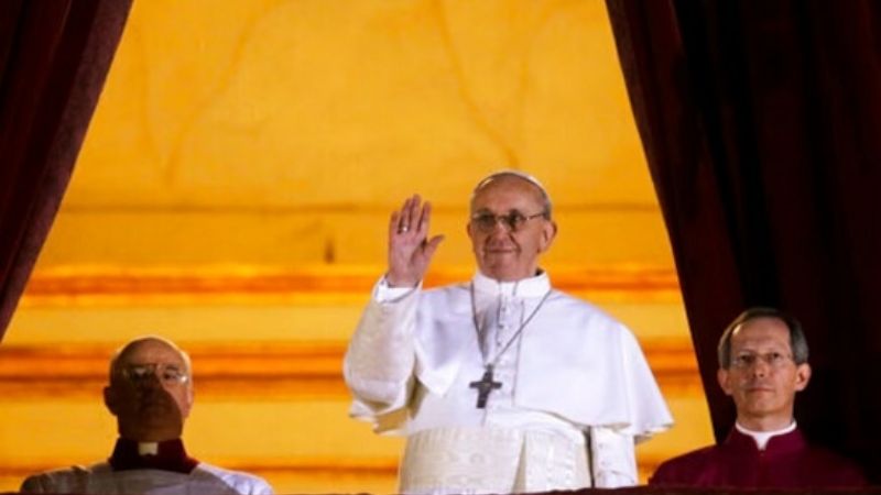 El Gobierno decretó siete días de duelo nacional por la muerte de Francisco