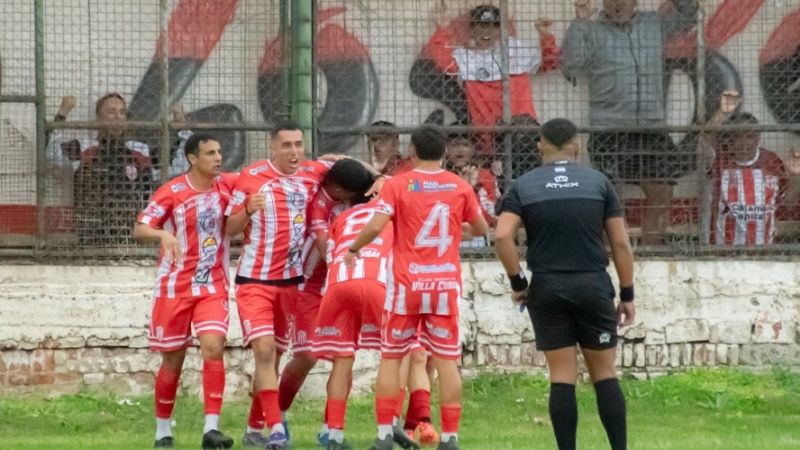 Defe, Juve y V. Cubas miran desde arriba en la Capital
