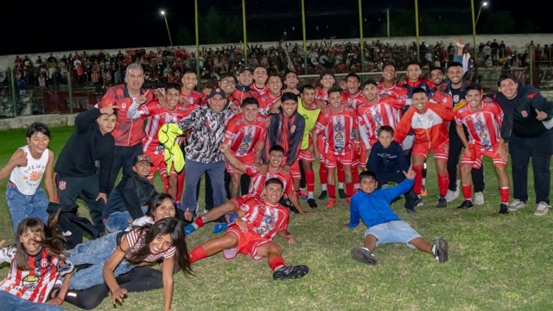 Defe, Juve y V. Cubas miran desde arriba en la Capital