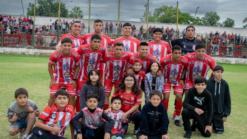 Defe, Juve y V. Cubas miran desde arriba en la Capital