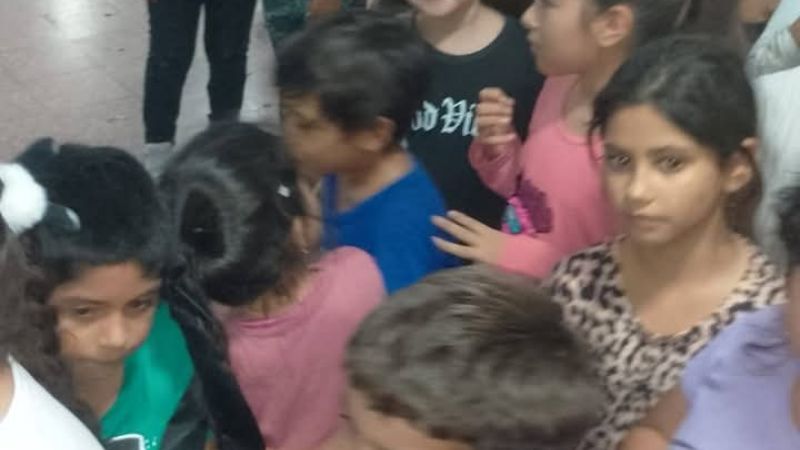 Una tarde mágica en el Centro Crecer: niños disfrutaron de una película y un delicioso chocolate