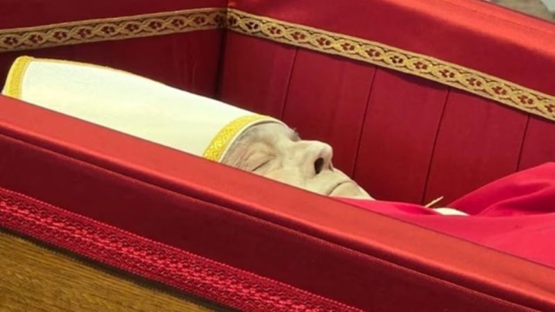 El Vaticano estudia extender el horario para despedir a Francisco