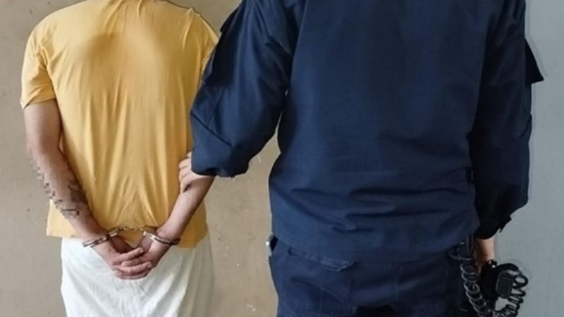 En una persecución detienen a un hombre con un arma blanca