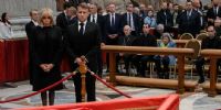 Macron, presidente de Francia, y su esposa Brigitte estuvieron presentes en el velatorio del papa Francisco.