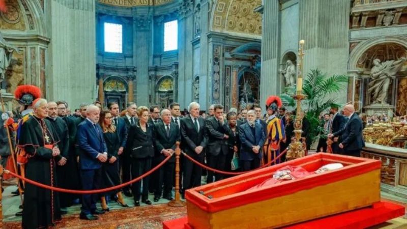 Lula y Macron despidieron a Francisco, Milei no llegó