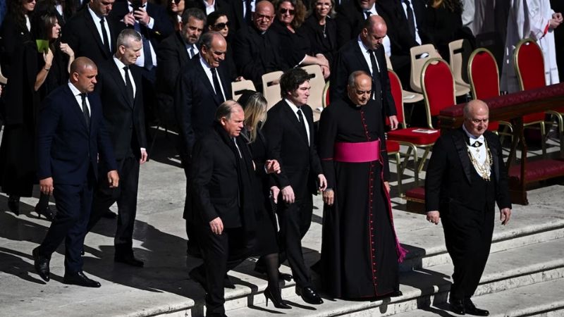 Ceremonia austera y más de 400 mil personas despidieron a Francisco