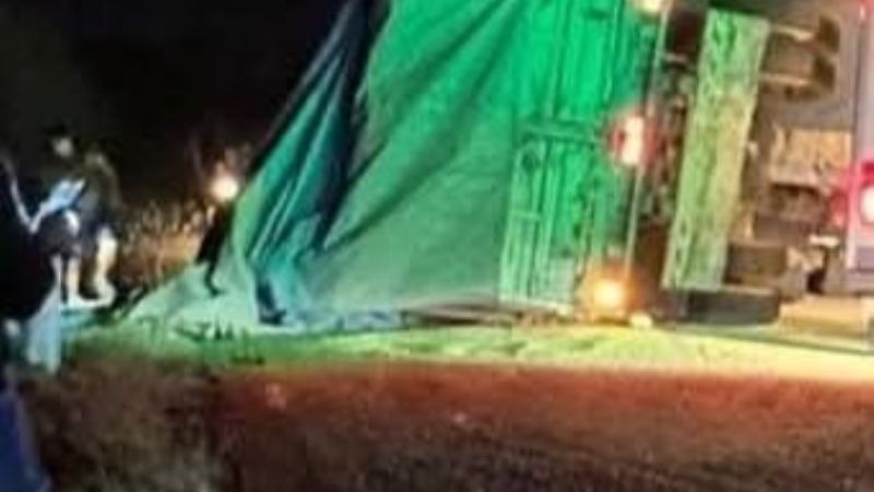 Volcó un camión en Santa Rosa