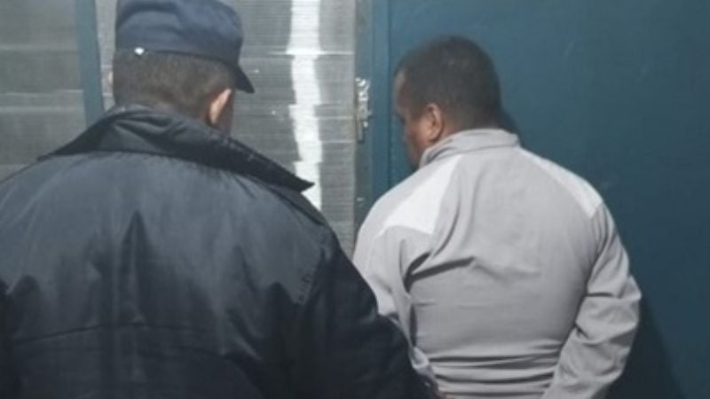 No le quiso vender alcohol y la golpeó