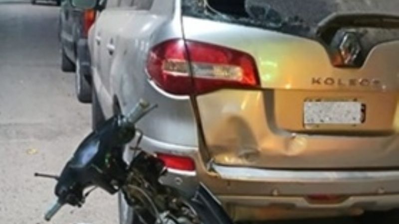 Motociclista dio de lleno contra un auto estacionado
