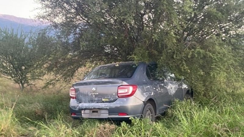 Robaron un auto, lo chocaron y lo dejaron abandonado
