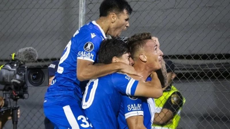 Vélez goleó 4-0 a Olimpia en Asunción