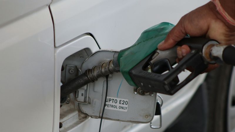 YPF bajó el precio de los combustibles un 4% desde este 1° de mayo
