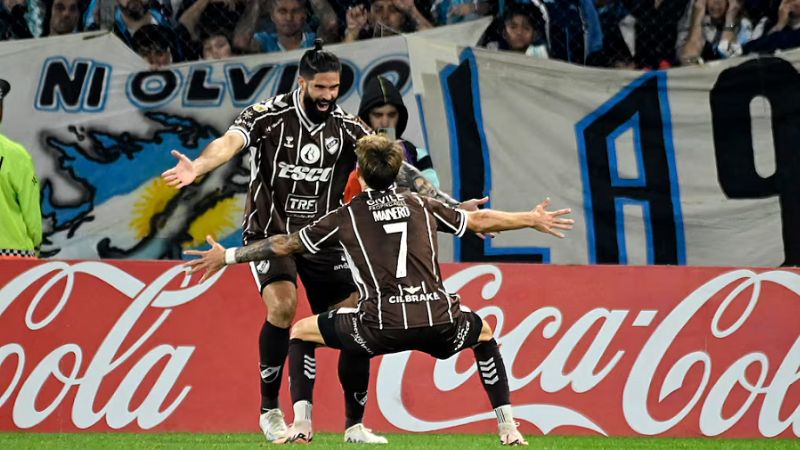 Primer batacazo; Platense eliminó a Racing