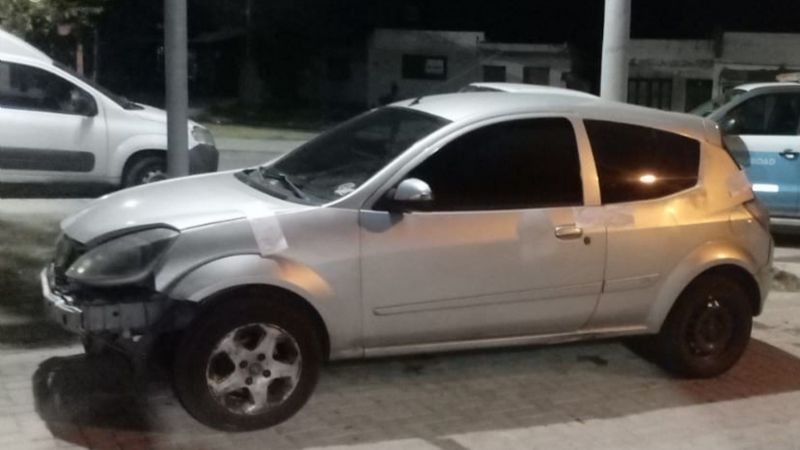 Arrojó a una mujer desde el vehículo en movimiento