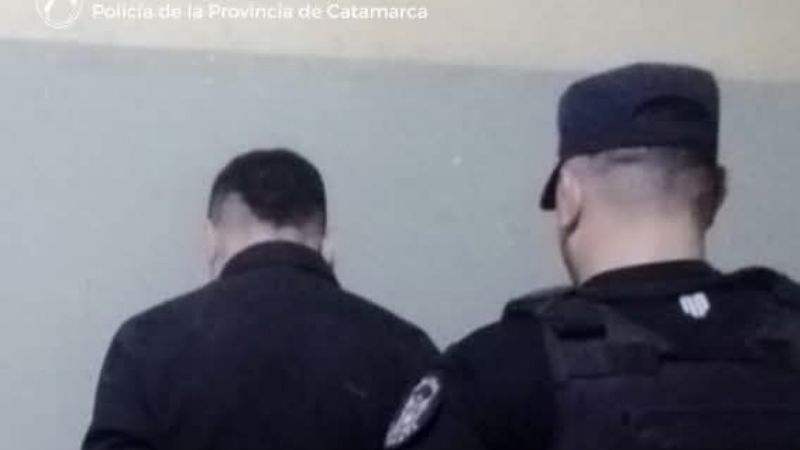 Arrojó a una mujer desde el vehículo en movimiento