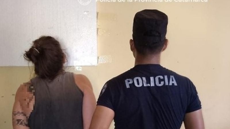 La encerró y prendió fuego a sus pertenencias