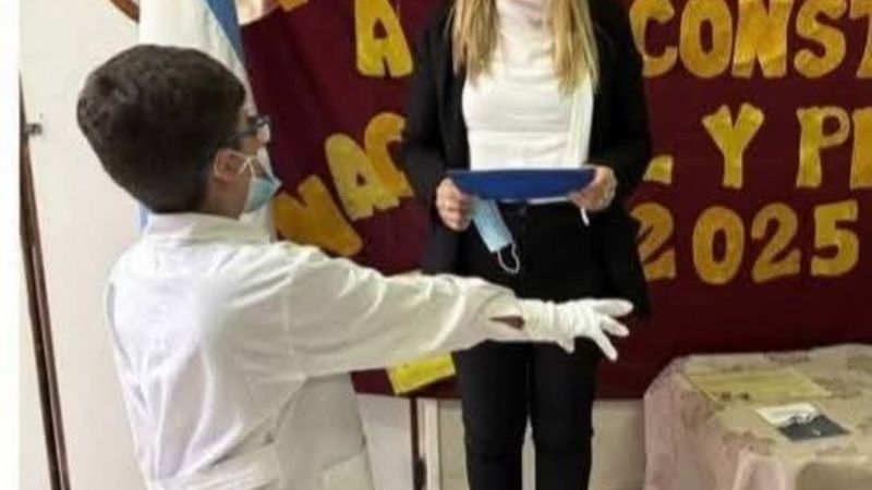 Alumno de una escuela hospitalaria juró lealtad a la bandera