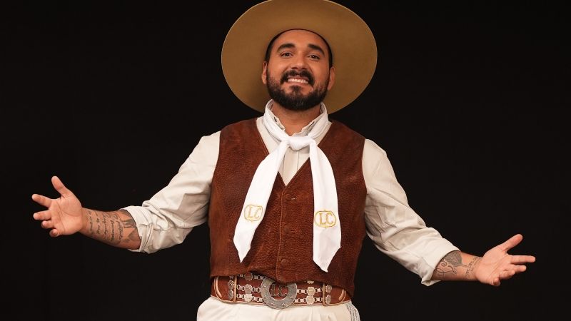 Lázaro Caballero llega al Patio de la Fiesta del Poncho