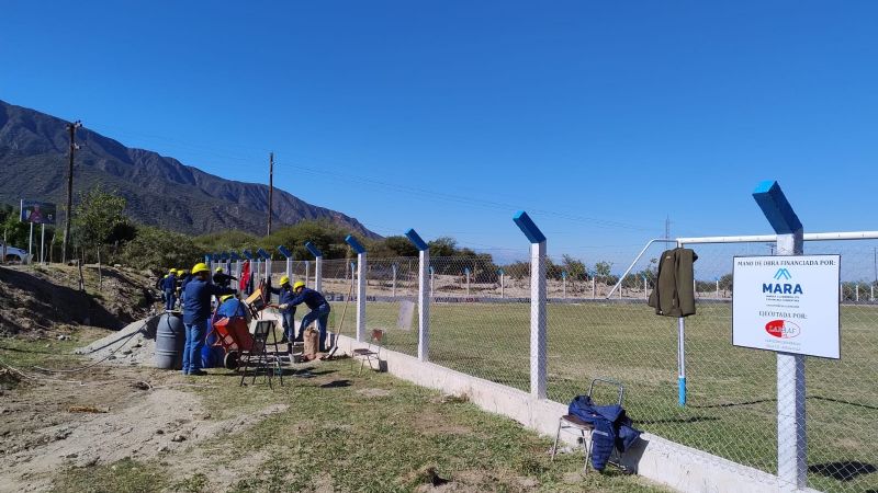 Construyen una nueva tribuna con apoyo del municipio y empresas