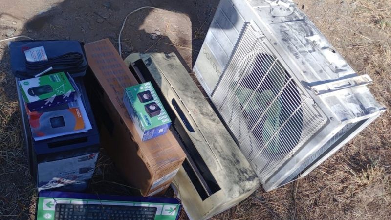 En un descampado encuentras costosos artefactos eléctricos