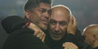 SERGIO GÓMEZ festejando el pase de Platense a la final del Apertura; detrás se observa la calva de Favio Orsi, el otro integrante de la dupla técnica.
