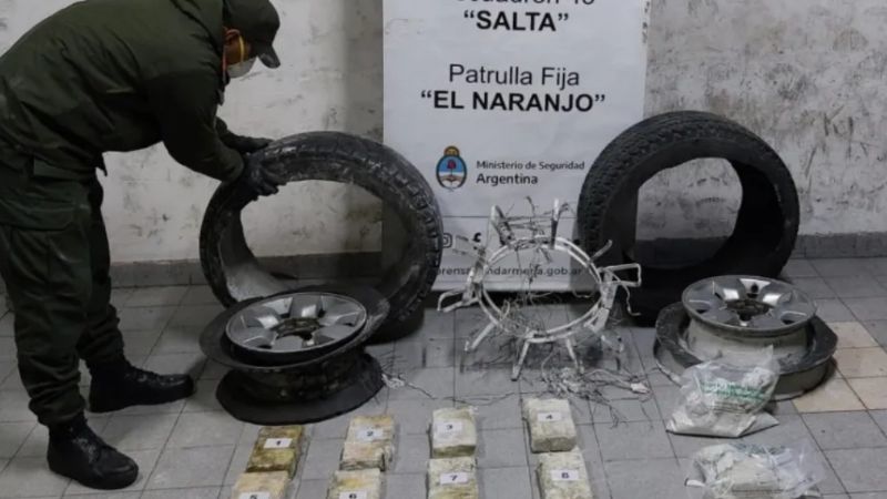 ¡Cocaína sobre ruedas! Cayó un hombre con más de 10 kilos escondidos en una Hilux