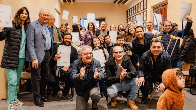 Quince familias catamarqueñas abren la puerta a una nueva vida con su casa propia