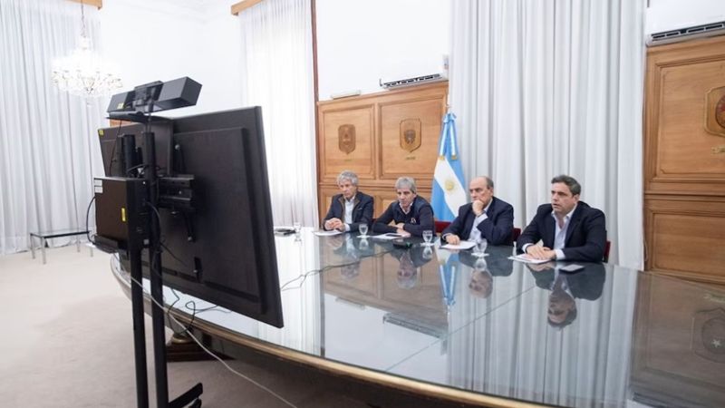 Francos les pidió a los gobernadores que adhieran al plan para el uso de dólares “del colchón”