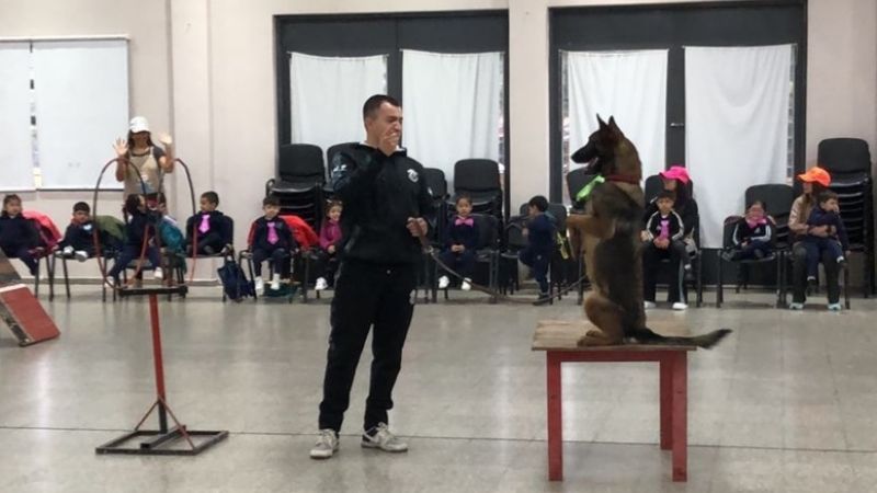 La División Canes visitó una escuela de Fray Mamerto Esquiú y emocionó a los chicos