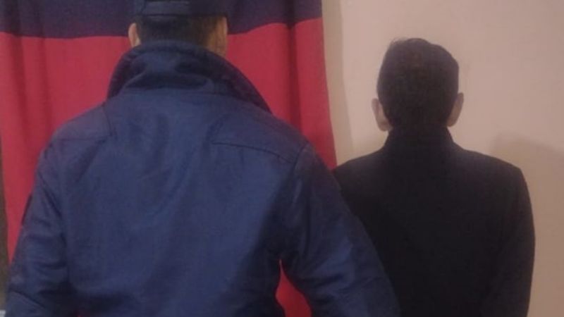 Atacó a un joven y lo dejó tirado para robarle la mochila y el celular