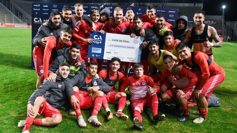 Argentinos goleó a Excursionistas y está en 8vos. de final