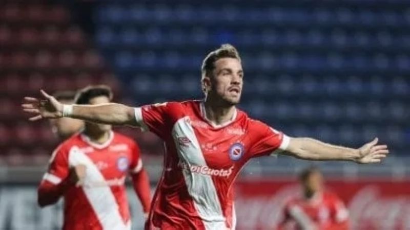 Argentinos goleó a Excursionistas y está en 8vos. de final