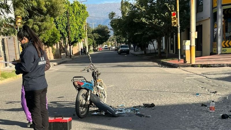Chocaron un camión y una motocicleta