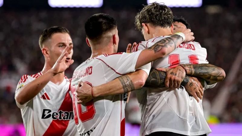 River goleó a Vélez y va con Barracas en 8vos.