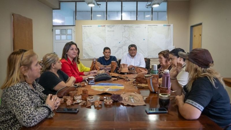 Mujeres rurales promueven la producción artesanal en cuero