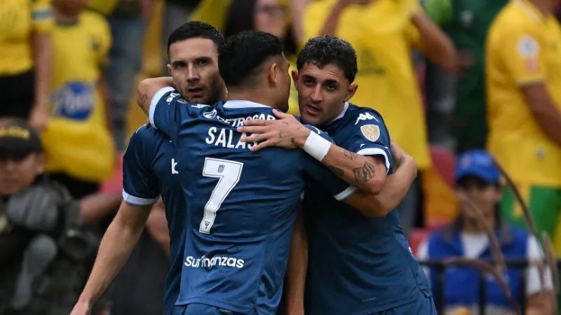 Racing aplastó a Bucaramanga 4 a 0