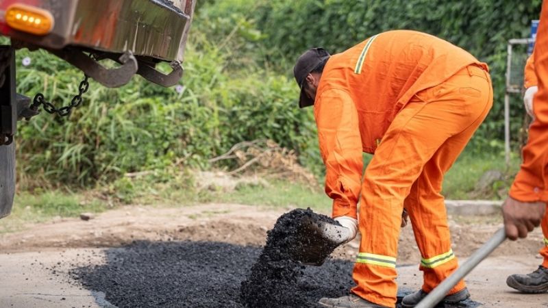 Continúa el plan de bacheo sobre traza de obra de cloacas en Sumalao