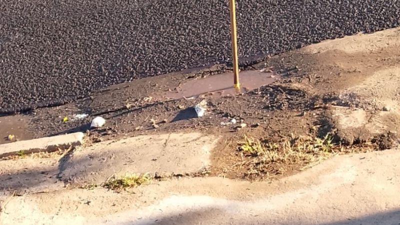 Vecino reclama por pérdida de agua que se repite hace 10 años y Aguas de Catamarca no responde