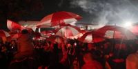 Una de las postales del banderazo de los hinchas de River en el predio de Ezeiza.