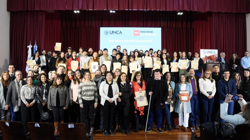 Entrega de resoluciones a docentes concursados y ayudantes alumnos