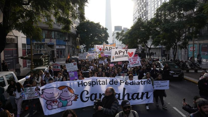 El Gobierno echó a 110 empleados del Posadas y va por quienes pararon en el Garrahan