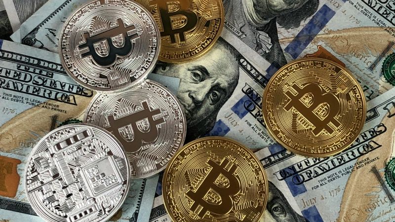 Bitcoin cae tras tensiones globales y se aleja de su récord histórico