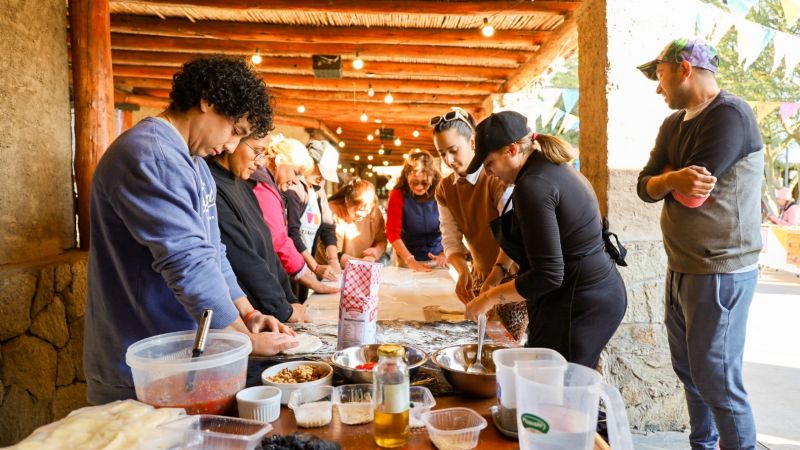 Vecinos y turistas disfrutaron de música, feria y sabores en Casa de la Puna