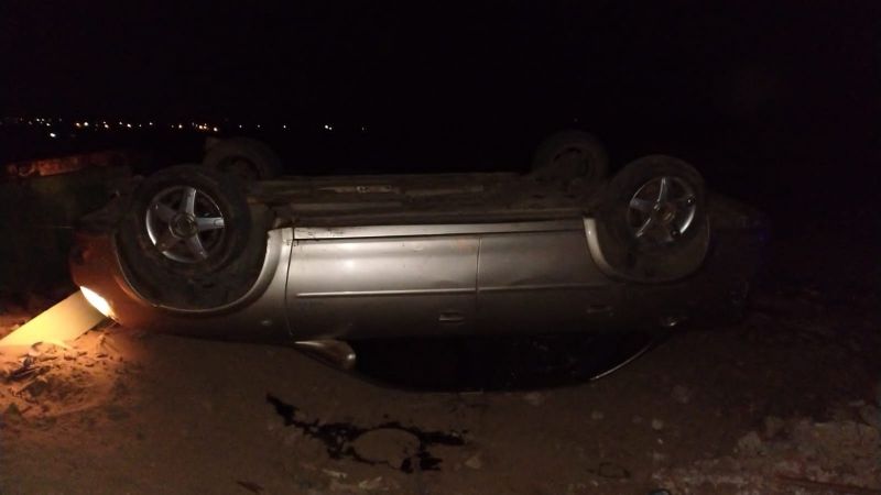 Volcó un auto en Capayán y el conductor sobrevivió de milagro